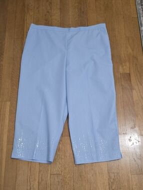ALFRED DUNNER BRAND WOMEN'S PLUS SIZE LIGHT BLUE PIN STRIPE CAPRI PANTS SIZE 16